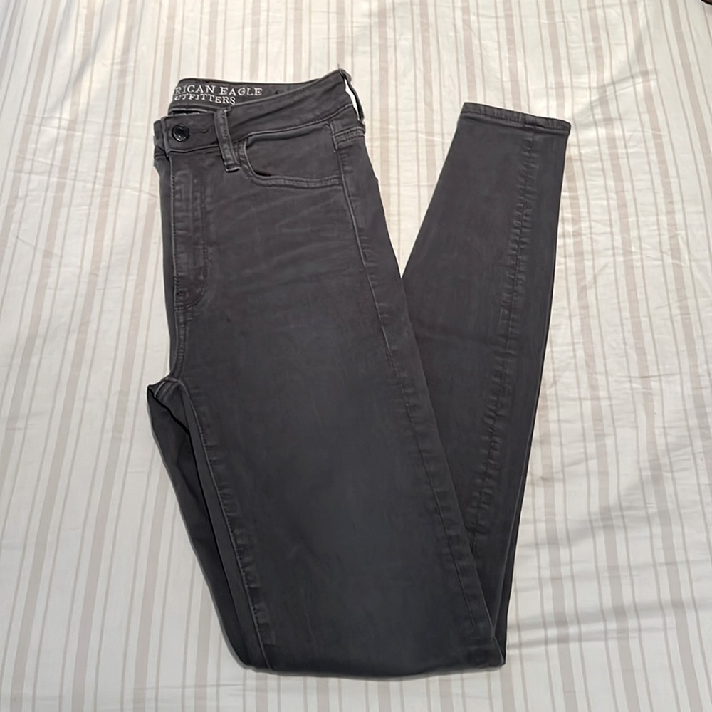 High rise American Eagle Skinny Jeans. Size 2 Color Grey